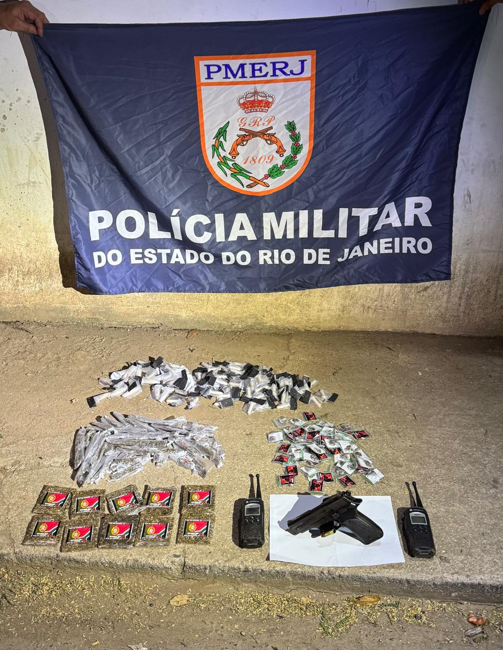 PMs do 12º BPM prenderam criminoso e apreenderam drogas na Comunidade do Serrão